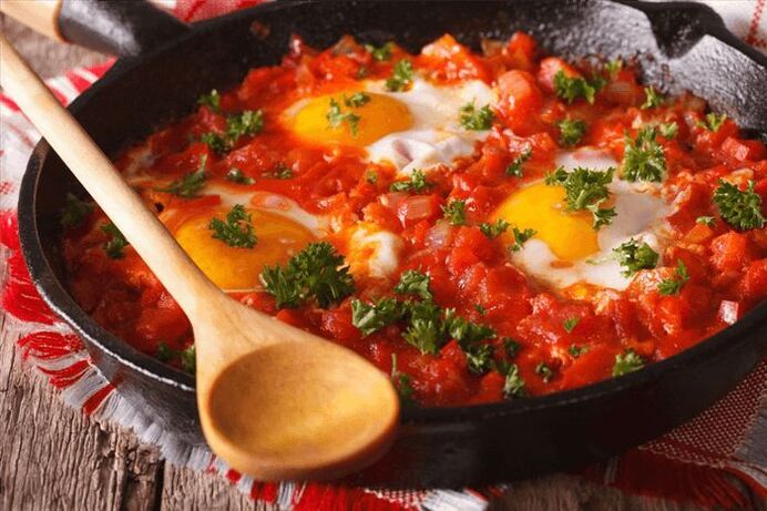 œufs brouillés aux tomates et poivrons