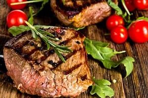 steak avec des légumes et des légumes verts pour le régime céto